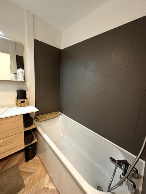 Appartement Cosy Avec Balcon Et Piscine Besançon Eksteriør bilde